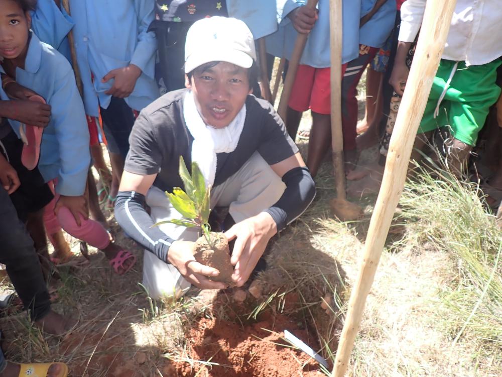Photo 6: Demonstration for students on how to grow a tree. 